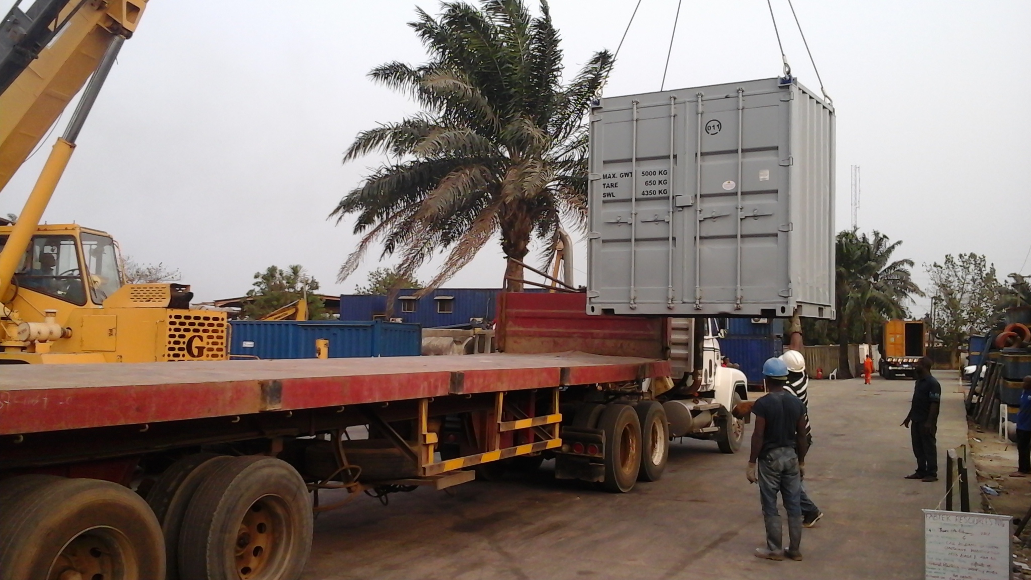 container-loading-on-truck